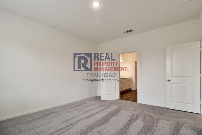 Building Photo - Attractive 4/2 Open Concept Home