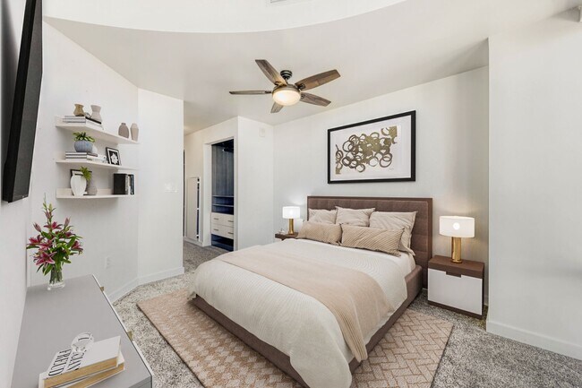 Building Photo - 38th Floor Spire Stunner!