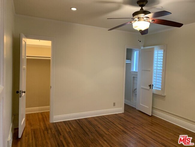 Building Photo - 1302 S Orange Dr