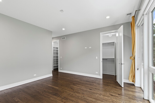 Building Photo - 2239 W Belmont Ave