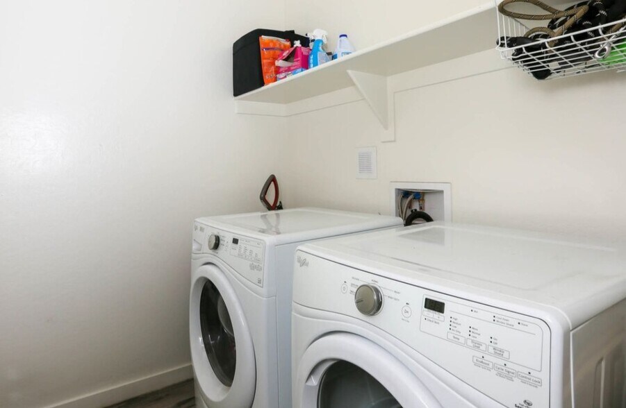 Building Photo - 2321 E Huntington Dr