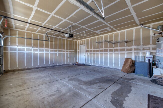 Building Photo - Inviting 3-Bed, 2-Bath Home in Gated Commu...