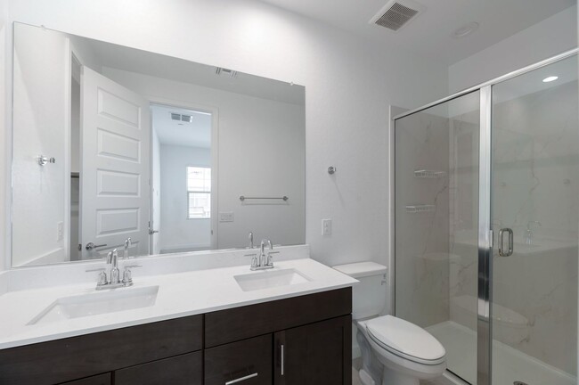 Building Photo - Like Brand New Luxurious Modern 3 Bedroom ...