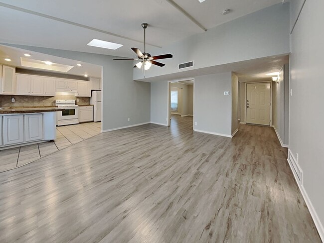 Building Photo - Charming 3-Bed, 2-Bath Home with Pool in Grand Prairie