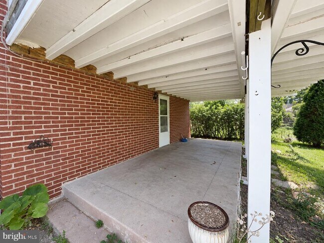 Building Photo - 6797 Lawnton St