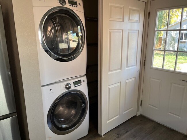 Building Photo - Old Town Updated 3 bed home w detached garage