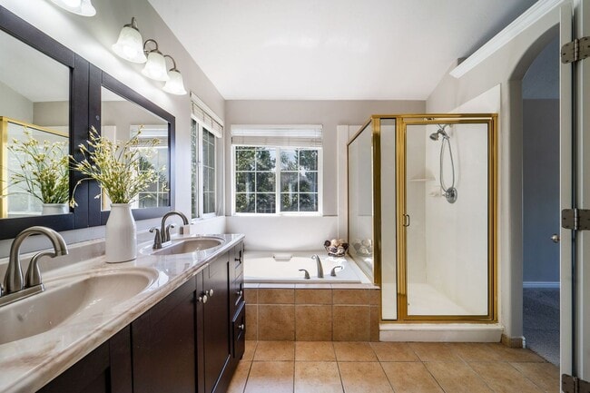 Building Photo - Beautiful Home in Midvale w/ attached 2 ca...