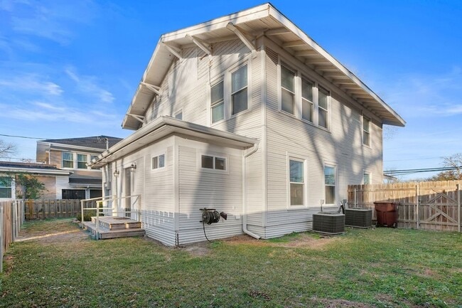 Building Photo - 915 N Center St