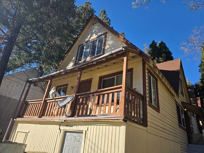 Building Photo - Cute 2 bedroom, 1 bath close to town