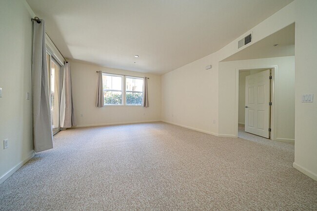 Building Photo - Beautiful & Spacious 3bd Condo With Great ...