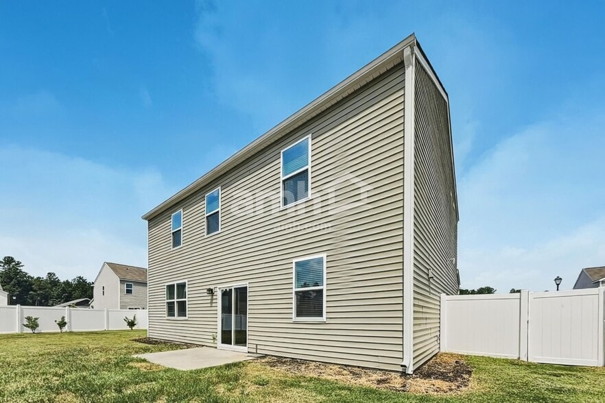 Building Photo - 203 Bushwood Dr