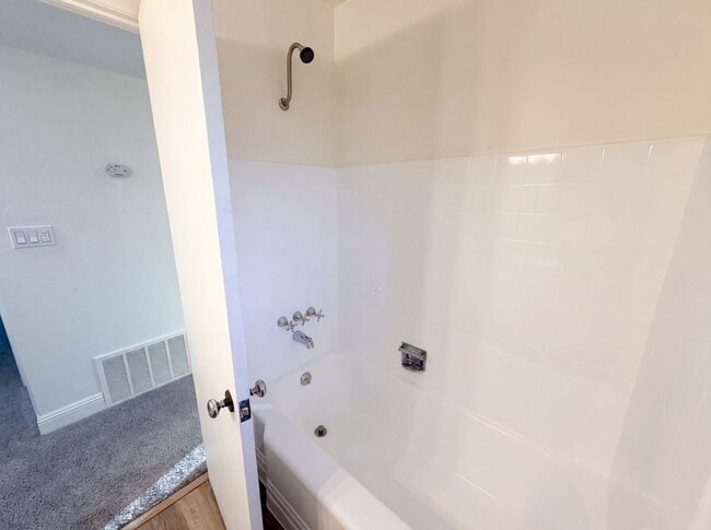 Building Photo - 3 Bed 2 Bath Sacramento CA $1,850