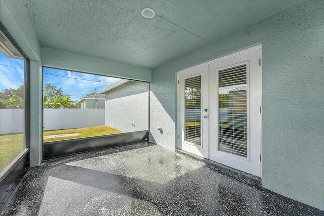 Building Photo - 226 SW Starfish Ave