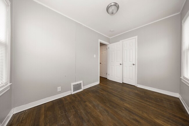 Building Photo - Renovated 3 bedroom bungalow $1250/month