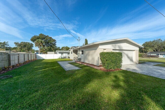 Building Photo - Mid-Century  3 bed/ 2 bath rental home with a huge bonus room