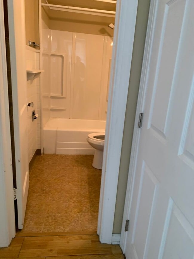 Building Photo - 2 Bedroom/1 bath Brick Duplex  Kingsport, TN