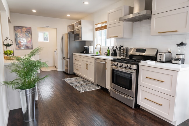 Building Photo - 15153 La Maida St