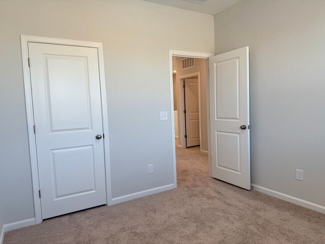 Building Photo - AMAZING Residence, Near Educational Facilities, With Wonderful Amenities!