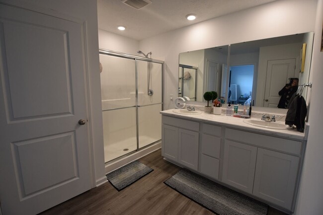 Building Photo - Five Bedroom Home in Greenfield for Rent