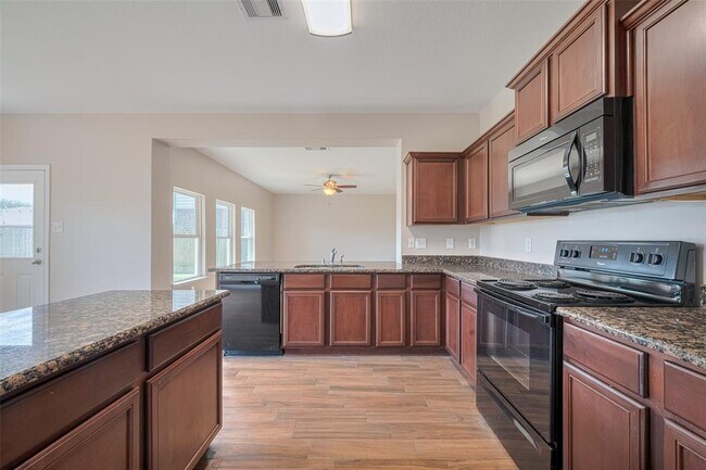 Building Photo - 5123 Oak Briar Ln