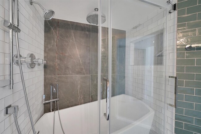 Building Photo - 2021 SE 10th Ave