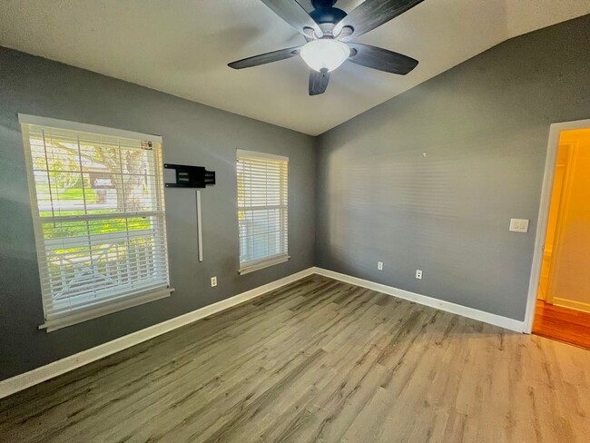 Building Photo - Gorgeous 4 Bed 2 Bath Home for Rent in Apo...