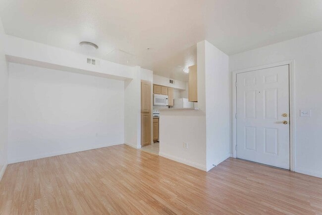 Building Photo - Modern 1-Bedroom Oasis: Prime Location!