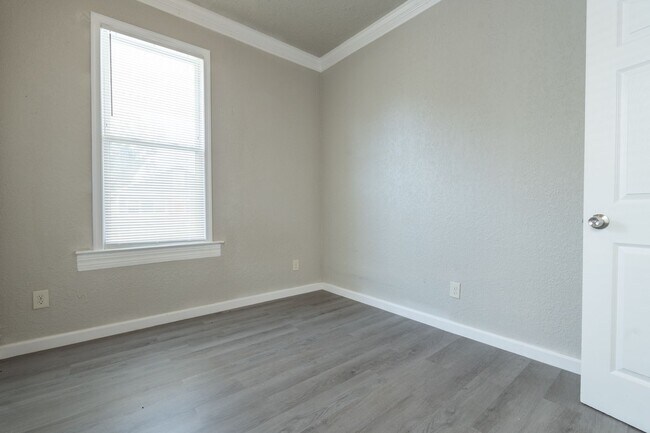 Building Photo - MOVE IN READY 2 Bedroom in the Heart of Oceanview!