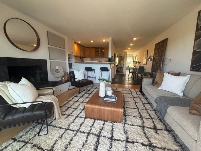Building Photo - Queen Anne Gem with Private Balcony & Cozy...