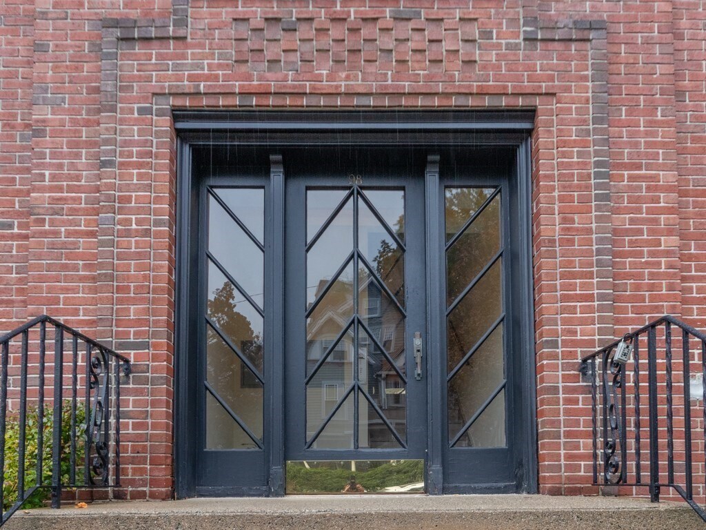 Building Photo - 98 Sewall Ave