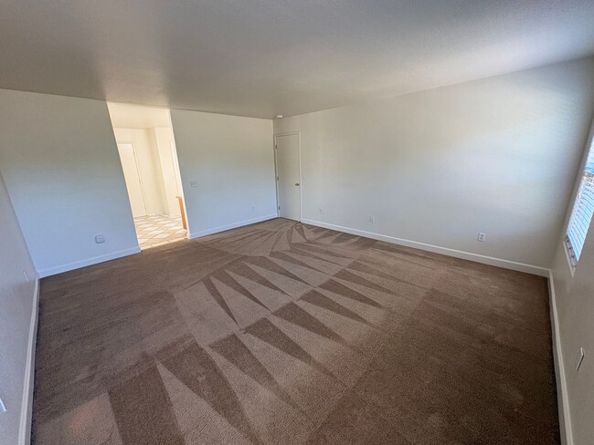 Building Photo - 2 Story Home Near Shopping Center Rent Ready!