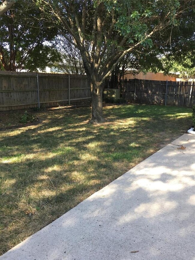 Building Photo - Eagle Mountain ISD 3 bedroom 2.5 bath plus office!