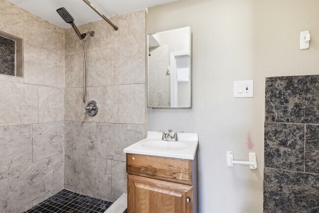 Building Photo - 1107 Jamela Dr