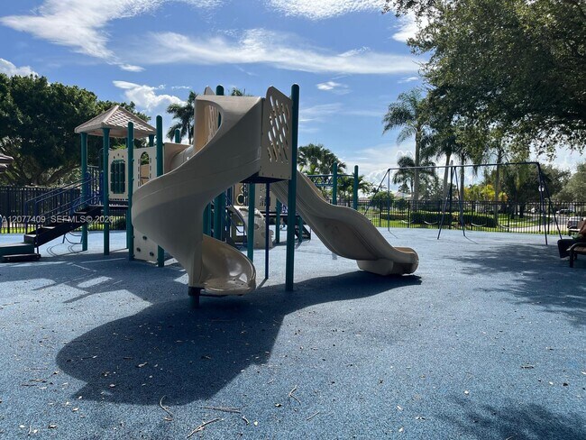 Building Photo - 761 Tanglewood Cir