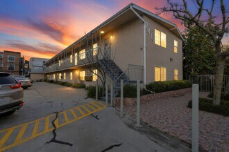 Building Photo - 2425 S Ridgeley Dr