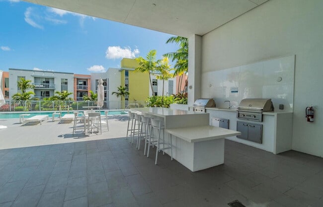 Building Photo - 111 SE 1st Ave