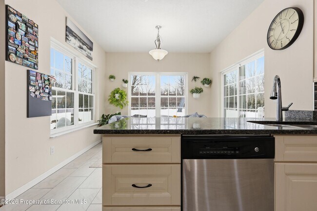 Building Photo - 124 Falcon Ln