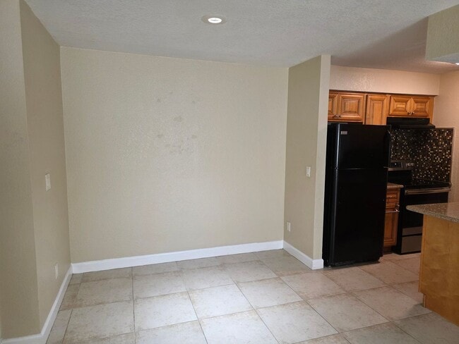 Building Photo - Upgraded Condo With Washer And Dryer