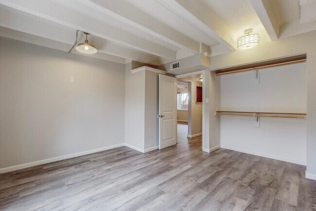Building Photo - 1100 Alvarado Dr SE