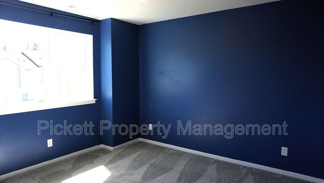 Building Photo - 814 NW Highgarden Dr