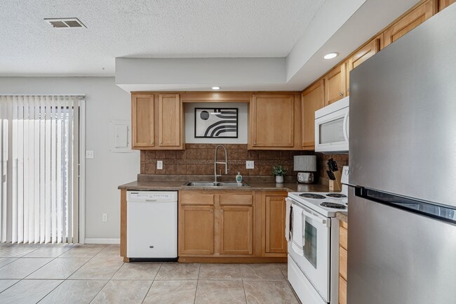 Building Photo - 2301 Primrose Dr
