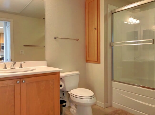 Building Photo - 1 Bed, 1 Bath Penthouse Level Condo w Park...