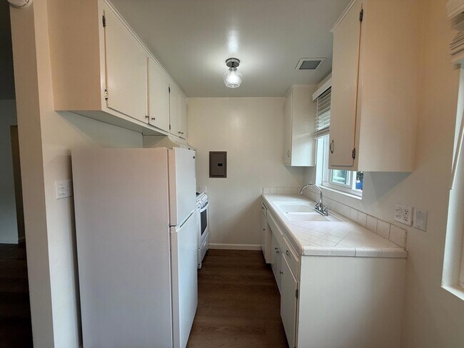 Building Photo - 1808 Castillo St