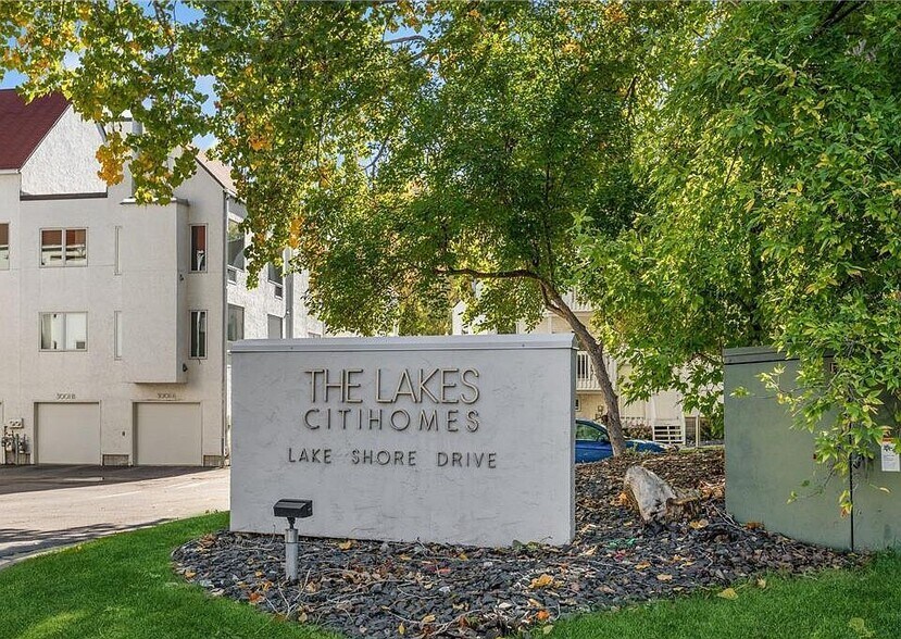 Primary Photo - 3055 Lake Shore Dr