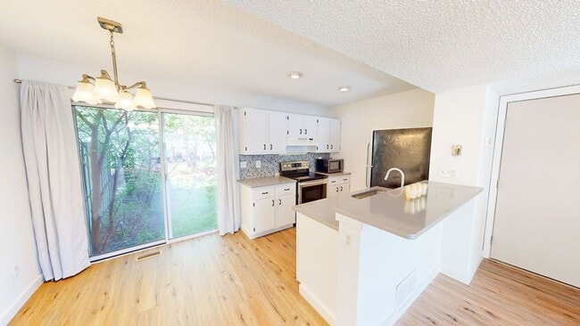 Building Photo - 5127 Singleton Dr