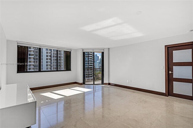 Building Photo - 540 Brickell Key Dr