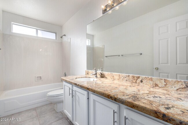 Building Photo - 3025 E Woodland Dr