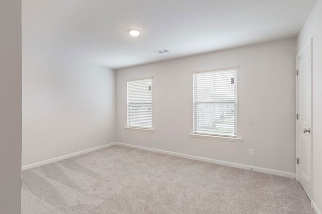 Building Photo - Gorgeous 4/3 w/ 2-Car Garage in New Hawthorne Station Subdivision in College Park!