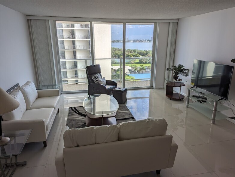 Building Photo - 5440 N Ocean Dr