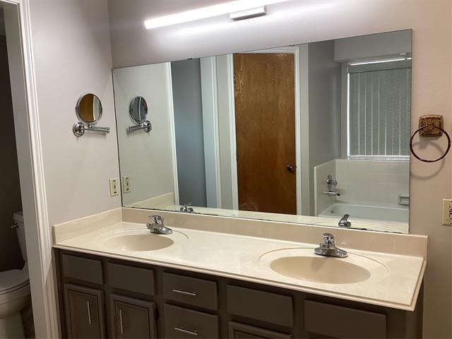 Building Photo - 2841 Southridge Dr